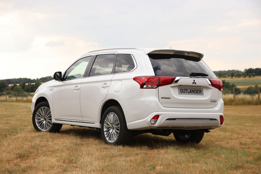  Mitsubishi Outlander PHEV 2018 года  (UK) (фото 2 из 25)
